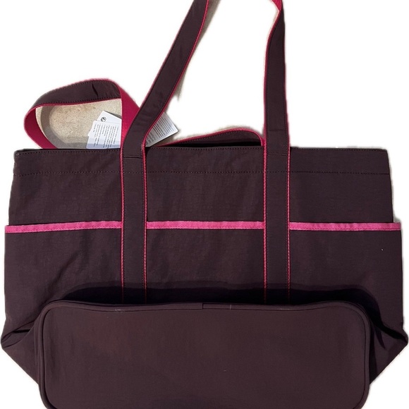 lululemon athletica NWT Daily multi pocket tote - Picture 2 of 4